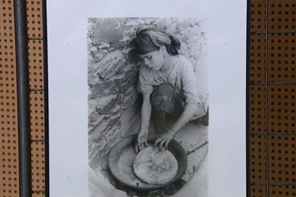 Les premières photos de Guy Aguiraud sur l'Algérie datent de 1958, elles sont exposées à l'Hôtel du département à Clermont-Ferrand dans le cadre de la Semaine de l'Amitié France-Algérie.