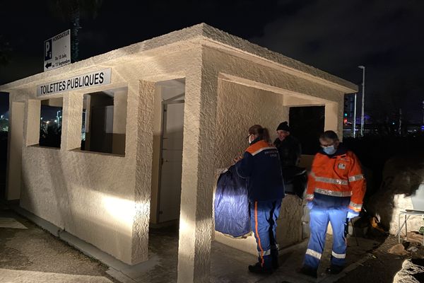 Chaque mercredi soir, les bénévoles de la Protection Civile 06 se rendent au chevet des SDF notamment à Cagnes-sur-Mer dans les Alpes-Maritimes.