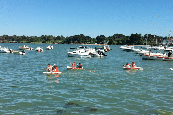 Une course de baignoires a été organisée à Sarzeau lors de la semaine du Golfe du Morbihan., pour le plus grand plaisir du public et des participants