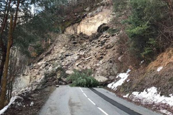 La route du Col d'Ornon reste coupée après l'éboulement