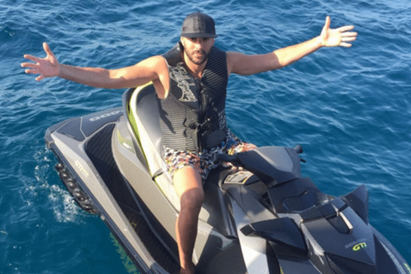 Benzema en vacances à Saint Tropez. La légende sur son compte Twitter : "Un pirate à St-Trop !!!"