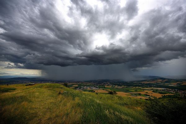 Les nuages supercellules sont souvent responsables de phénomènes orageux violents. Photographie prise en juin 2020.