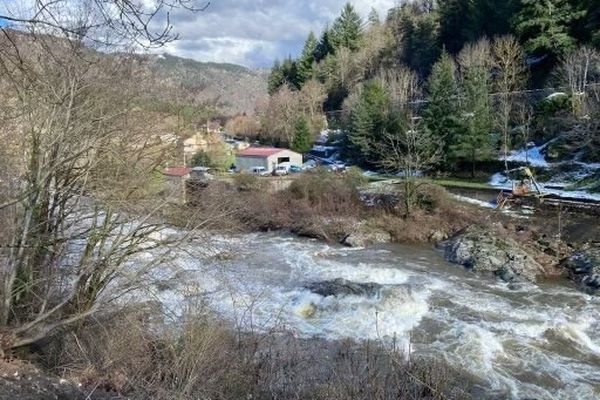 Le propriétaire de cette micro-centrale hydroélectrique en Ardèche a été emporté par la rivière, il est toujours recherché par les secours.