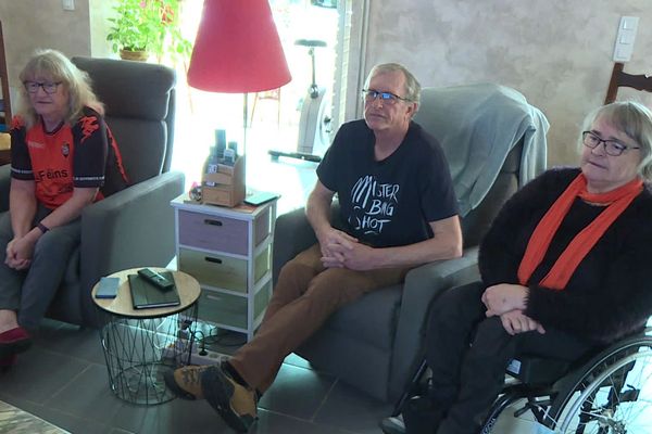 Des supporters du Mans Basket privés de tribunes, devant leur télévision lors du match Le Mans - Boulogne-Levallois, le 26 décembre 2020.