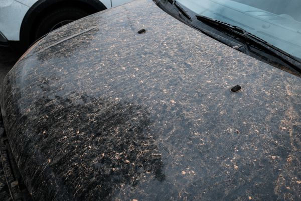 De la poussière du Sahara sur une voiture, le 11 juin 2024 (Illustration).