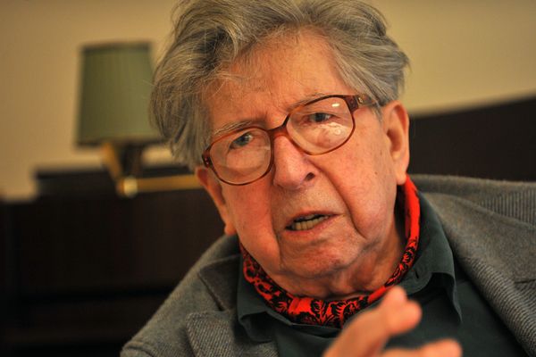 Henri Dutilleux, compositeur français né en 1916, a passé son enfance à Douai. Il était le compositeur vivant le plus joué au monde. 