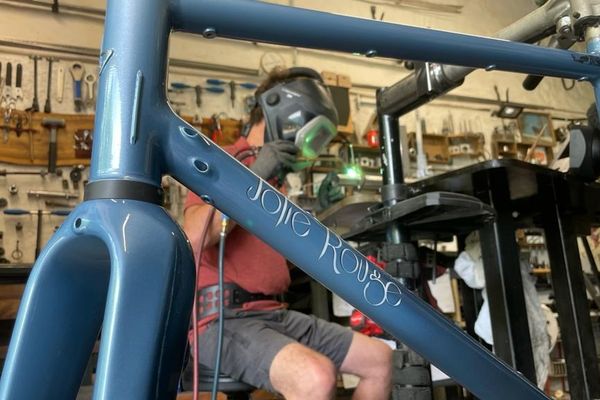 Julien Fritsch, artisan du cycle, dans son atelier savoyard.