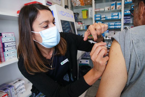 Face à l'augmentation des indicateurs de cas de covid, les autorités appellent les plus fragiles à se faire vacciner. Les pharmaciens sont habilités, comme ici en 2023.