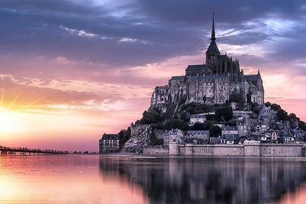 Le Mont Saint-Michel sublimé par le coucher de soleil de Juin.