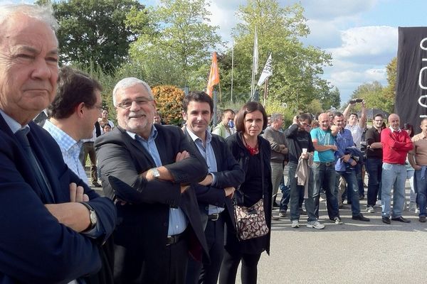 Patrick Rimbert, le maire de Nantes (ici au premier plan) est venu à la rencontre des salariés d'Alcatel-Lucent. Il était accompagné de Joseph Parpaillon, le maire d'Orvault (en 3è place en partant de la gauche)