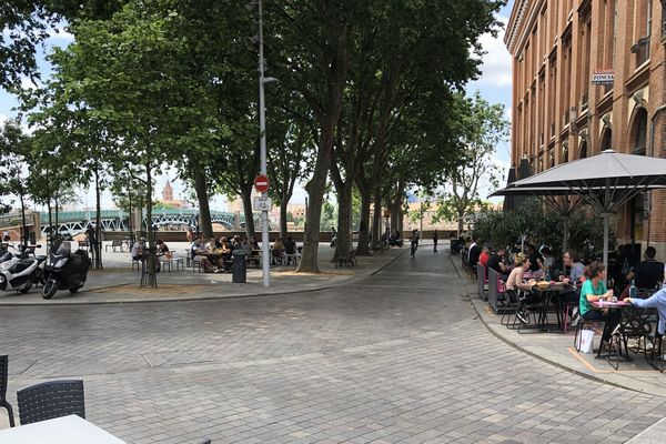 Quelques heures plus tôt, la place Saint-Pierre s'était réveillée après trois mois de fermeture des bars.