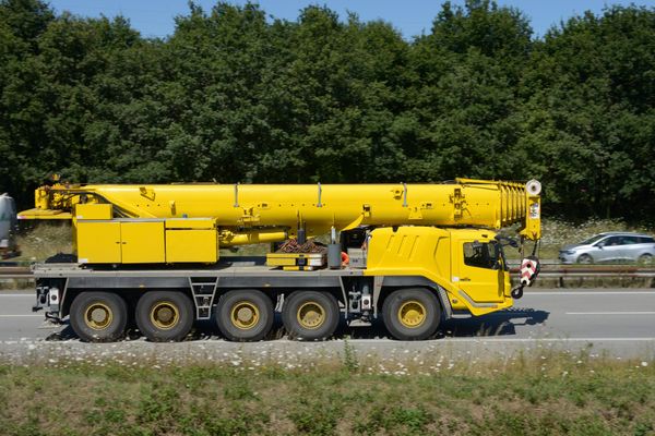 Deux pneus de camion-grue explosent, semant l'inquiétude à Castres dans la nuit du mardi 26 novembre 2024.