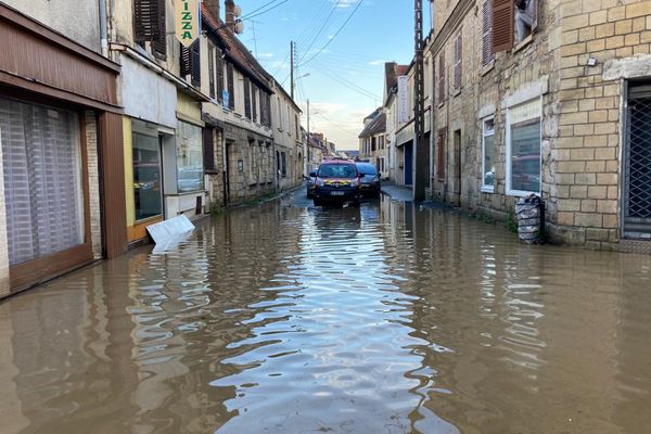 A Chambly dans l'Oise, les rues de la ville sont inondées comme la rue André Caron et la rue Neuilly-en-Thelle.