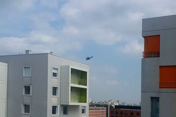 Un hélicoptère de l'armée de terre dans le ciel d'Evry, en Essonne, le 23 août 2018.