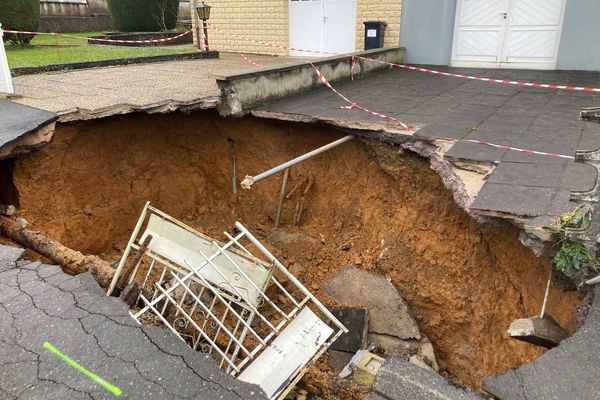 Effondrement spectaculaire de la chaussée à Villerupt