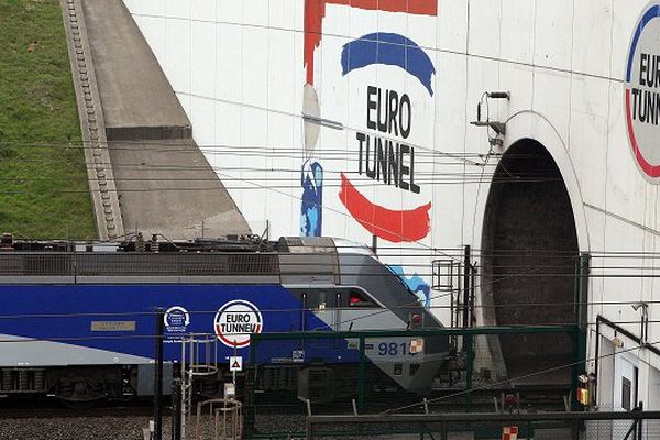 Les deux migrants, blessés à la tête et aux mains, ont été transportés au centre hospitalier de Calais