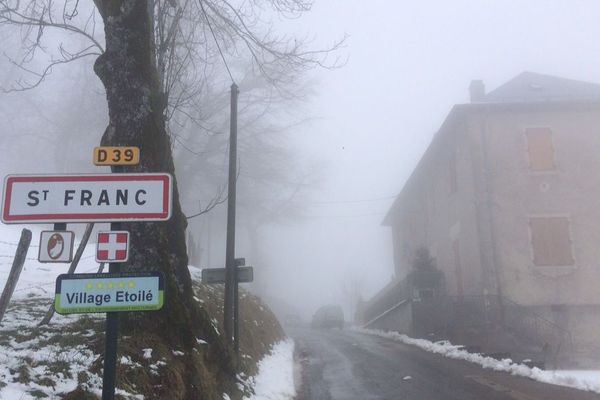 La commune de Saint-Franc, en Savoie, est noyée dans le brouillard.