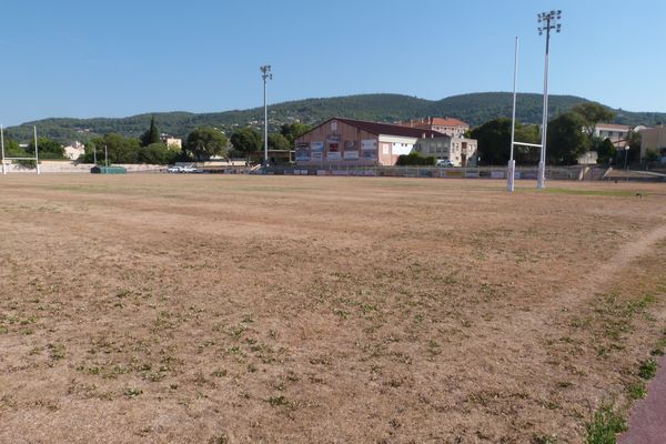 La pelouse du Stade Léo Lagrange à Draguignan ce mois d'août 2022.