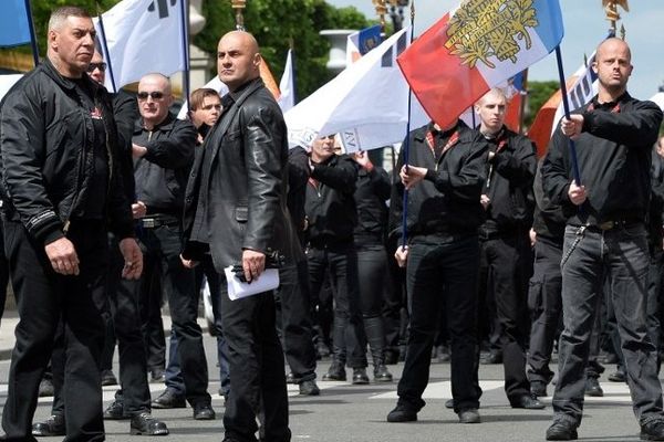 Des membres de Troisième voie et leur chef Serge Ayoub lors d'une manifestation à Paris le 12 mai 2013. 