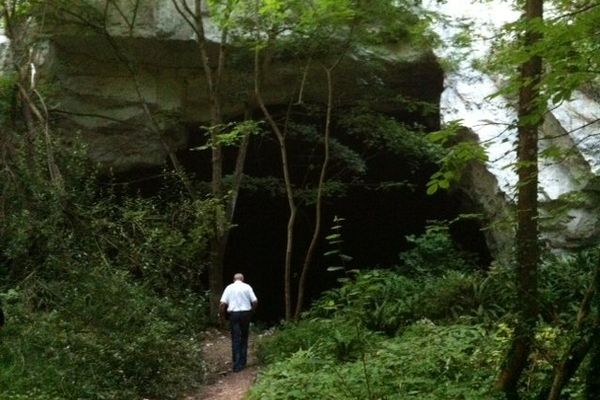 L'entrée de la grotte à Caumont (27)