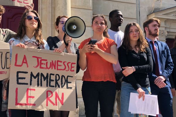 Des jeunes de tous bords politiques défient le Rassemblement national, ex-Front national, pour sa troisième présence au second tour de la présidentielle depuis 2002.