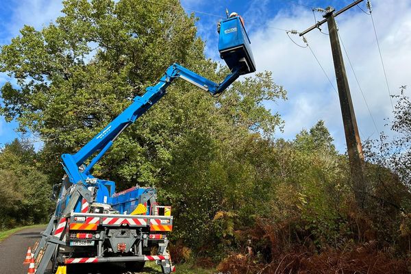 Les équipes d'ENEDIS en action à Sauviat-sur-Vige au lieudit Epagne en Haute-Vienne