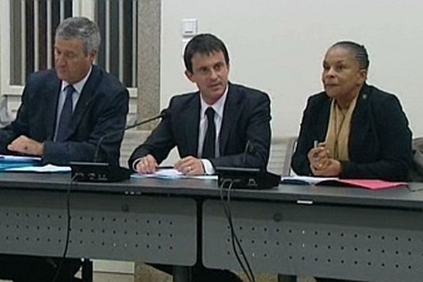 Le 15 novembre 2012, au lendemain de l'assassinat de Jacques Nacer, Manuel Valls (ministre de l'Intérieur) et Christiane Taubira (ministre de la Justice) s'étaient rendus en Corse. On les voit ici aux côtés du préfet de Corse de l'époque, Patrick Strzoda, lors d'une conférence de presse à la préfecture d'Ajaccio.