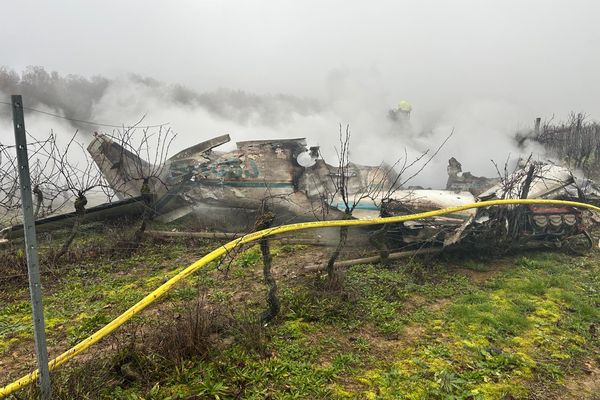 Les deux passagers ont pu s'extraire de l'avion avant l'intervention des secours.