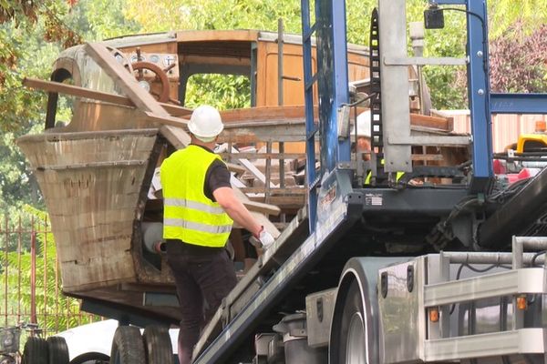 Tous les bateaux en chantier sont transportés vers le nouveau hangar d'Alexandre Planquette