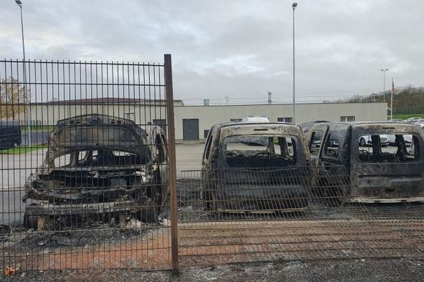 Cinq véhicules de l'administration pénitentiaire ont été incendiés au pôle de rattachement des extractions judiciaires (PREJ) de la prison de Saint-Quentin-Fallavier (Isère), ce mardi 14 novembre.