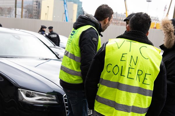 Une quarantaine de chauffeurs de VTC ont bloqué le périphérique parisien, à l'appel de l’Association des VTC de France, vendredi 25 janvier.