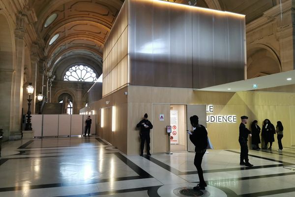 L'entrée de la salle d'audience du Palais de justice de Paris, le 30 avril, lors du 7e jour du procès en appel de l'attentat de Nice.