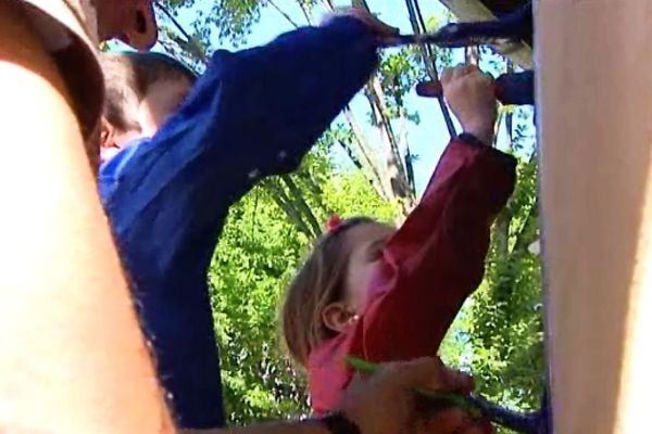 Les élèves de maternelle se sont lancés dans la réalisation de la fresque, un projet mêlant les générations