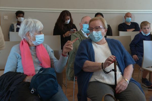 Les personnes âgées de plus de 65 ans et atteintes de comorbidités peuvent demander une troisième dose de vaccin.