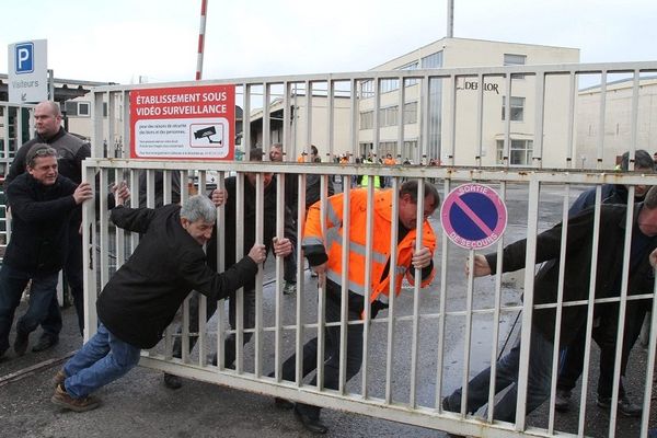 Pendant la journée de mercredi et la nuit qui a suivi, des salariés avaient retenu dans les locaux administratifs du site trois cadres de l'usine