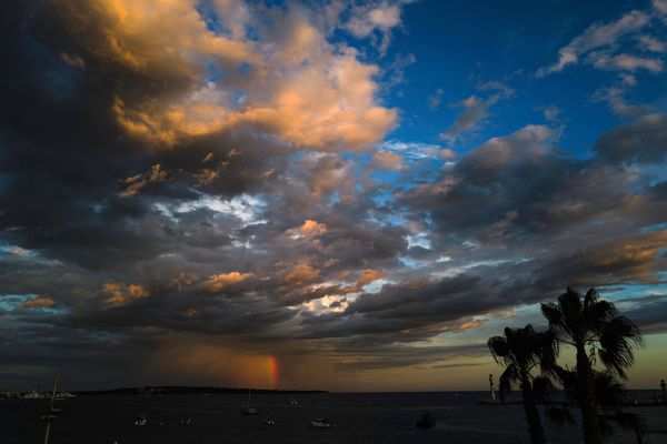 Arc-en-ciel et ciel menaçant depuis la Croisette de Cannes. Vigilance ou alerte météo à venir ?