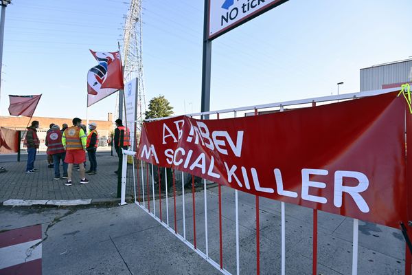 Banderoles syndicales devant l'usine AB Inbev de Jupille-sur-Meuse, en Belgique, où est produit la fameuse Jupiler.