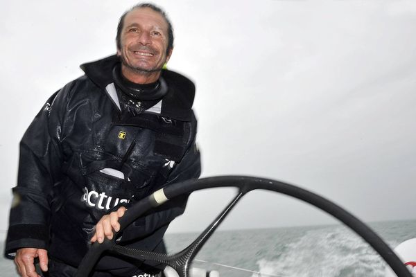 Yves le Blevec à bord de son trimaran Ultime Actual 