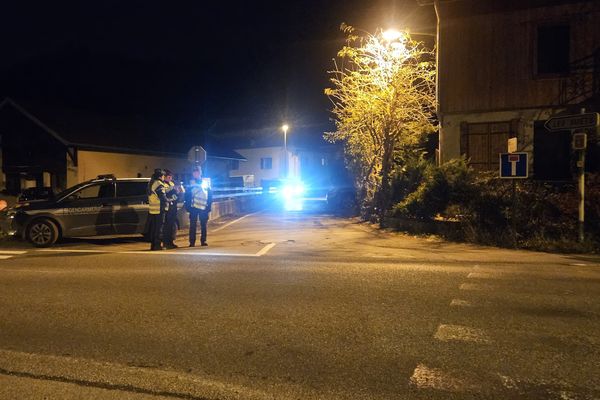 Les gendarmes ont établi un large périmètre de sécurité autour de la maison où ont été découvert les trois corps à Taninges, en Haute-Savoie.