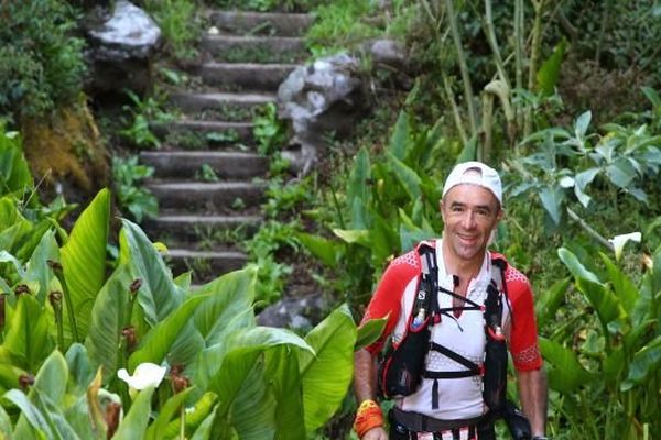 Denis Clerc, concurrent et reporter de la 22ème diagonale des fous, à mi parcours, au centre de l'Ile de la Réunion.