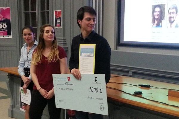 Aurélien Fresneau remporte le 1er prix du jury du concours "Ma thèse en 180 secondes organisé par l'université Aix-Marseille. Sabrina Baaklini gagne le prix du public.