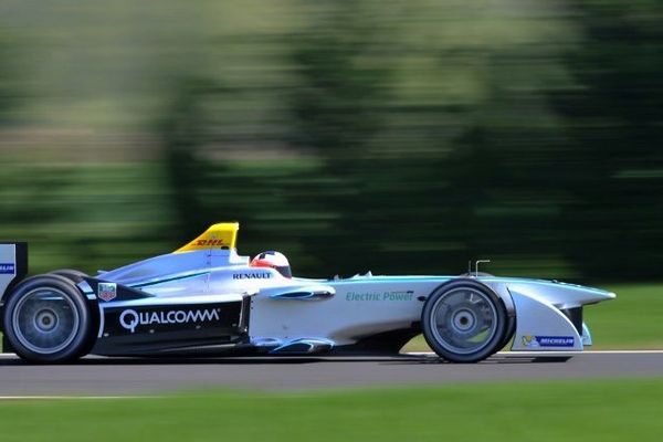 Issoire, le 14 avril 2014: le pilote français Emmanuel Collard teste la Formule E Spark-Renault SRT_01E.