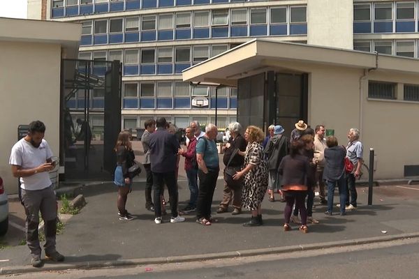 Ils sont plusieurs à s'être rassemblés devant le centre pour faire entendre leurs revendications ce matin