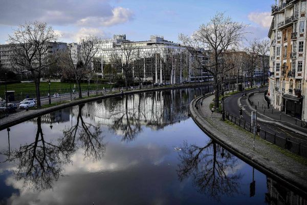 Le canal Saint-Martin, à Paris, a débordé lundi soir en raison d'un problème technique.