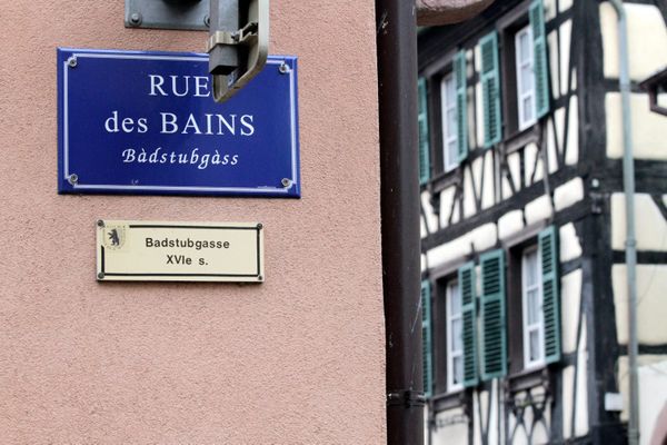 Une plaque de nom de rue traduite en alsacien à Kientzheim.


