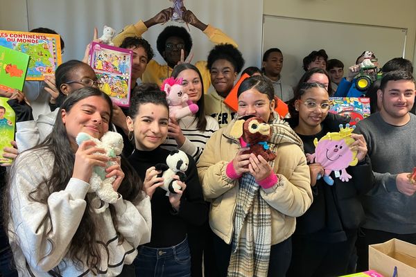 La classe de 1ere de STMG du lycée Camille Guérin de Poitiers s'est mobilisée pour collecter des jouets pour les enfants défavorisés.