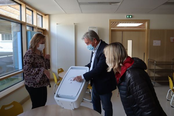 Le maire, Georges Morand (DVD), en déplacement dans une cantine le cadre d'une installation de purificateur d'air. 