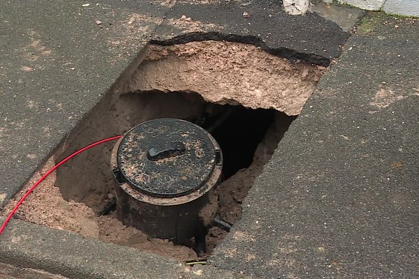 Le trou sur le trottoir menant au collecteur d'assainissement qui s'est affaissé.