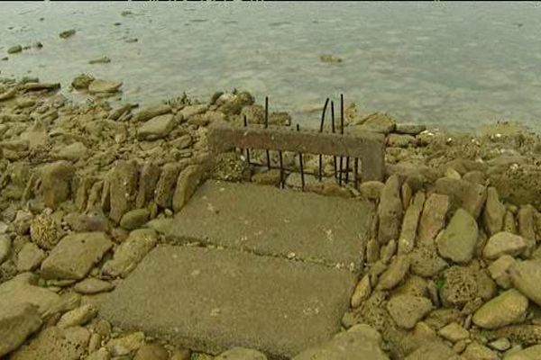 L'écluse à poissons de la Moufette à St-Clément-des-Baleines mesure 1038 mètres de long.