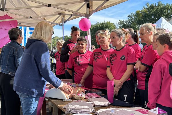 Un tournoi de football féminin dans le cadre d'Octobre rose